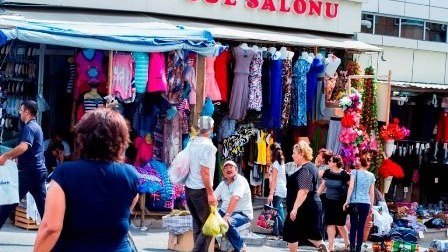 Evli qadın "Vasmoy" bazarında paltar satıcısına nömrə verdi - Əri yataqda alt paltarından tanıdı / VİDEO