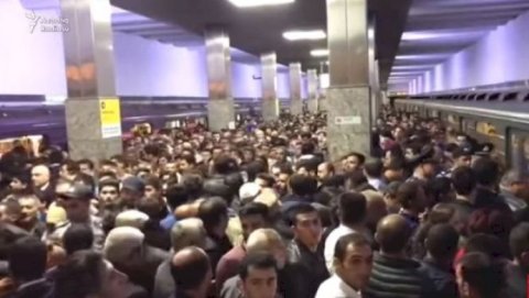 Bakıda metro və avtobuslarda İZDİHAM - Nə baş verir?