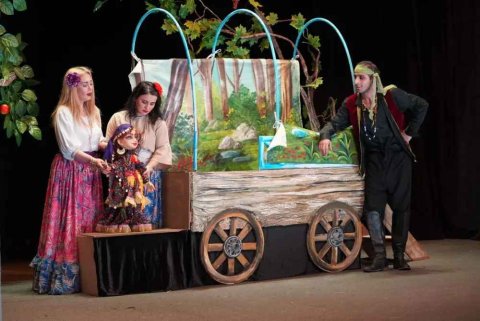 Kukla səhnəsinin “Qaraca qız”ı