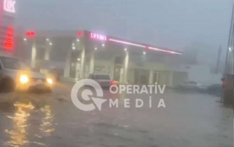 Prospektdəki xətdə qəza - Maşınlar suyun altında qaldı - VİDEO