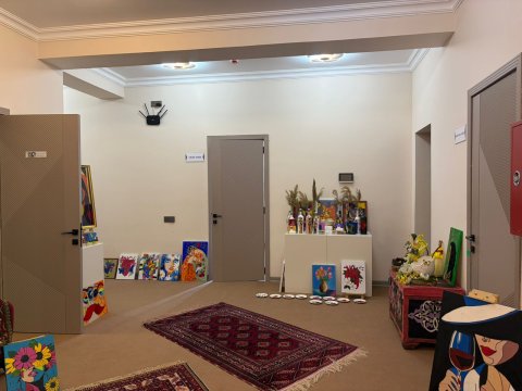 Kuklaçılar sığınacaq sakinlərinin qonağı olub