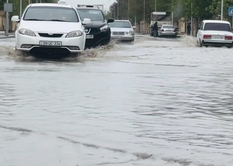 “Yol bərbad vəziyyətdədir, avtobus da, taksi də gəlmir” - VİDEO