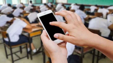 Məktəblərdə telefon istifadəsinə yalnız bir halda icazə verilməlidir - TƏKLİF