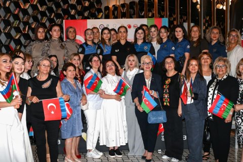 “Köhnə çamadanlar” Adana tamaşaçısı ilə görüşüb