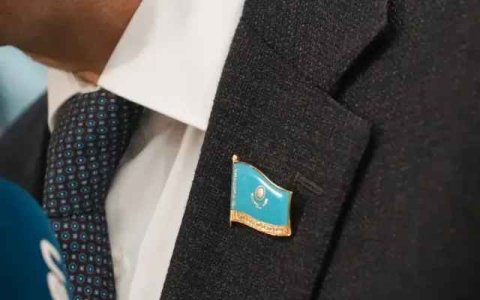 Deputatların döş nişanı qızıldan imiş - Bu ölkədə